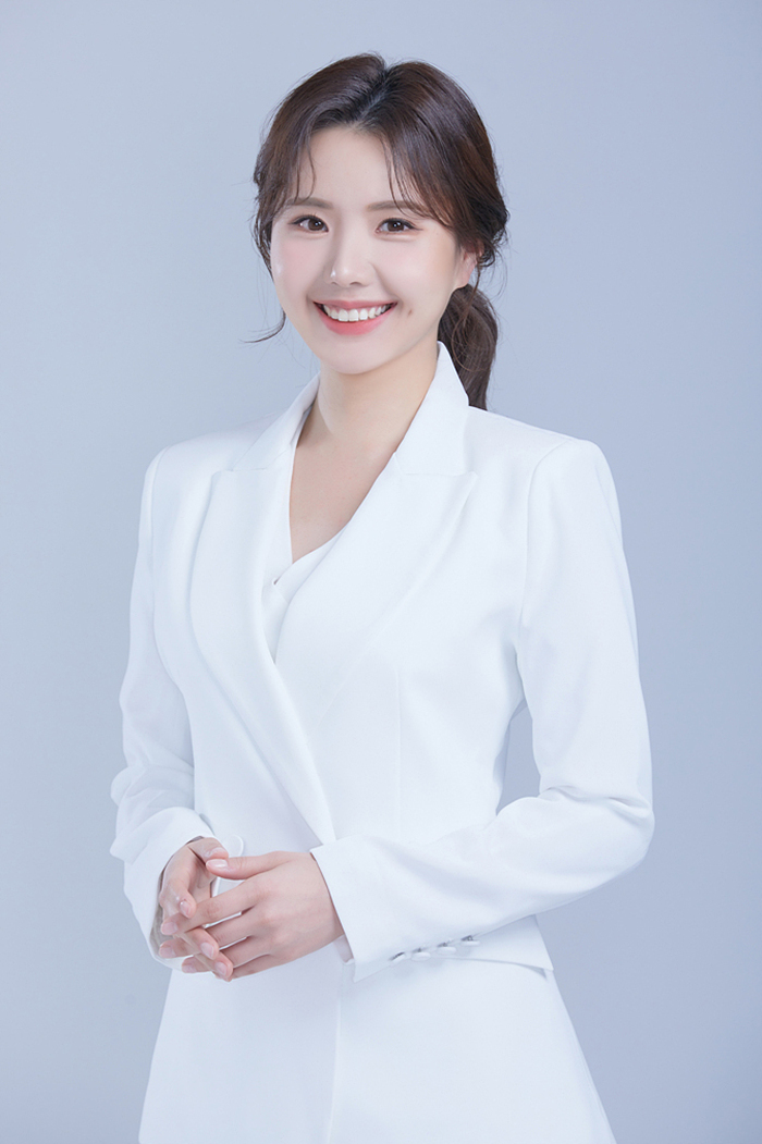 강남 비타스튜디오에서 촬영한 자연스럽고 고급스러운 전문직 강사 프로필 사진입니다. 여자프로필 사진 잘찍는곳으로 추천하는 프로필스튜디오입니다.