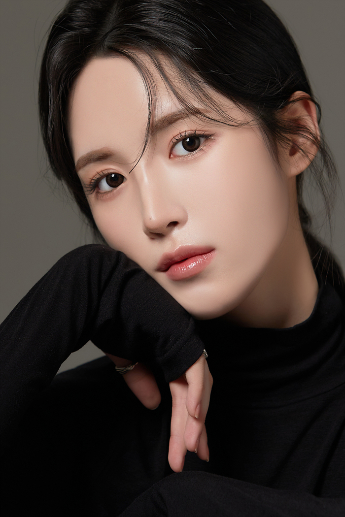 비타스튜디오에서 촬영한 자연스럽고 고급스러운 여자 강사 프로필 사진입니다. 강사프로필 전문이며, 프로필사진잘찍는곳으로 프로필스튜디오를 추천합니다.