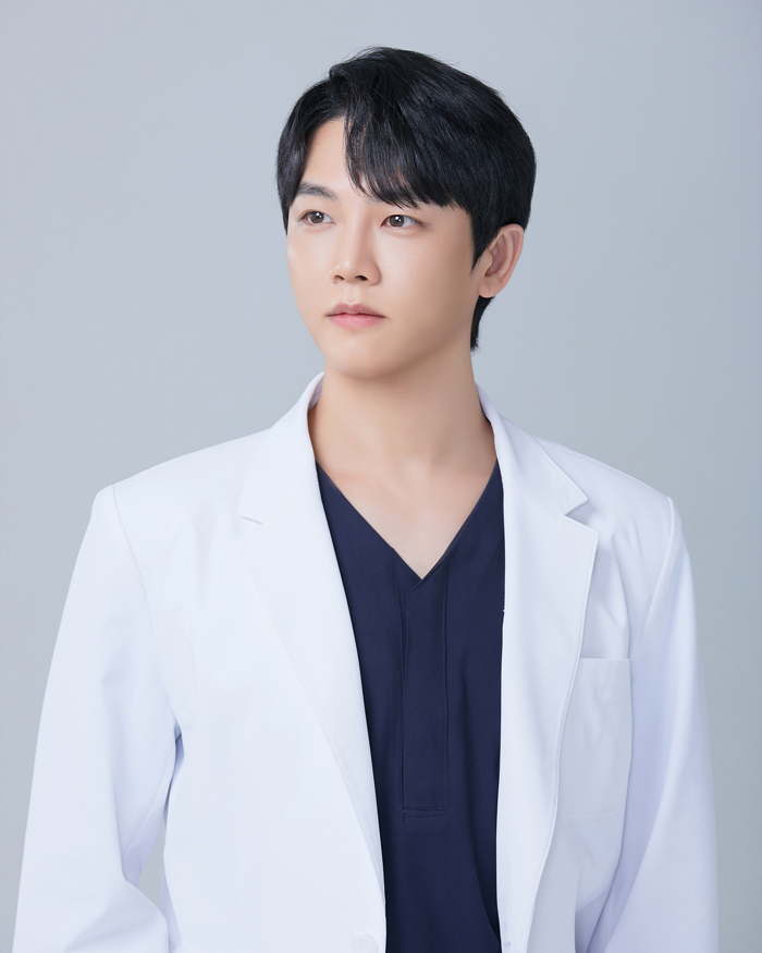 비타스튜디오에서 촬영한 자연스럽고 고급스러운 남자 의사 프로필 사진입니다. 전문직사진 전문이며, 프로필사진잘찍는곳으로 추천하는 프로필스튜디오입니다.