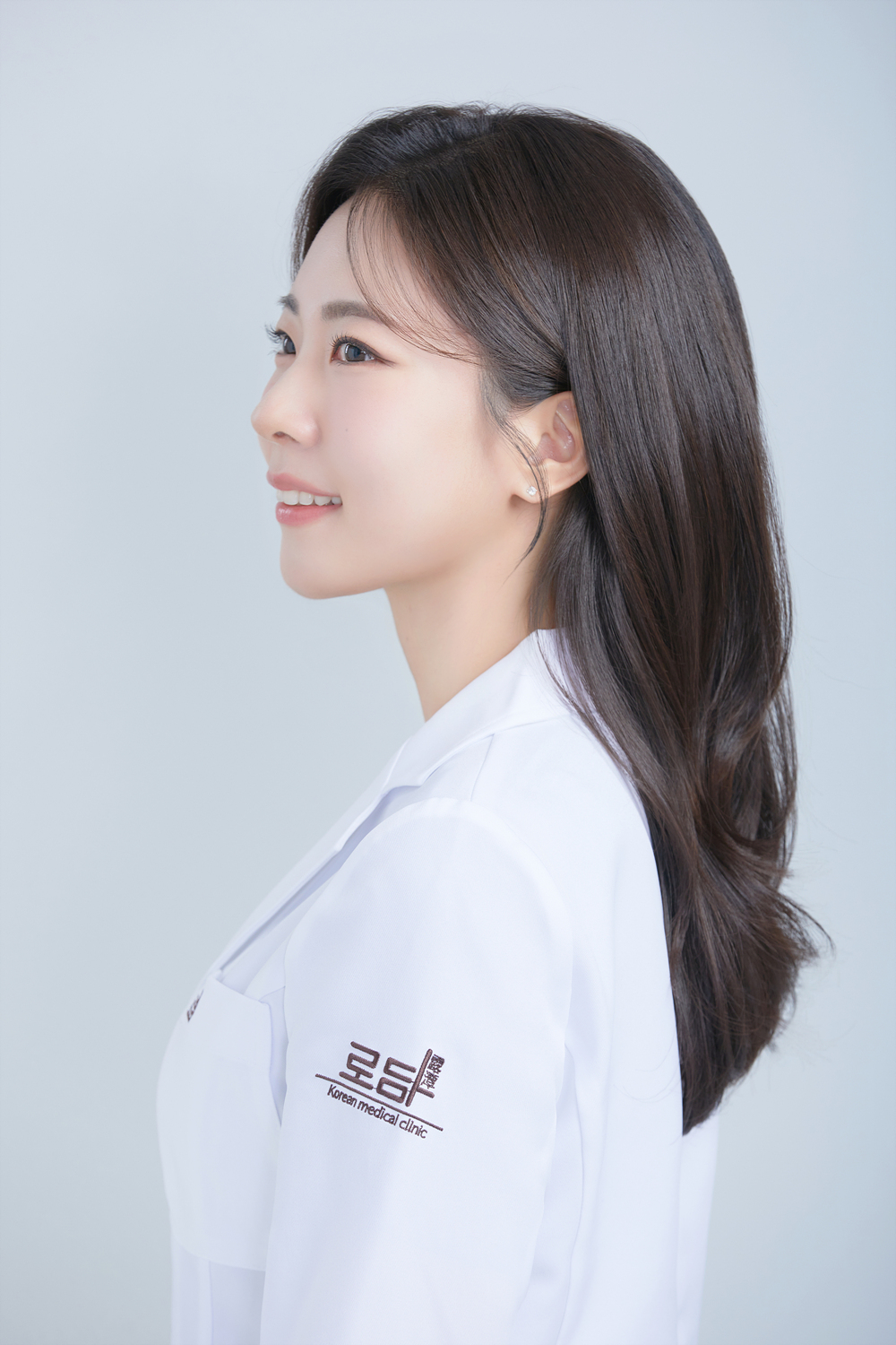 비타스튜디오에서 촬영한 자연스럽고 고급스러운 여자 의사 프로필 사진입니다. 전문직프로필 전문이며, 여자프로필사진 추천 1순위인 프로필스튜디오입니다.