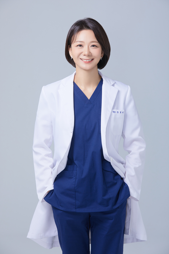 비타스튜디오에서 촬영한 자연스럽고 고급스러운 여자 의사 프로필 사진입니다. 전문직프로필 전문이며, 여자프로필사진 추천 1순위인 프로필스튜디오입니다.