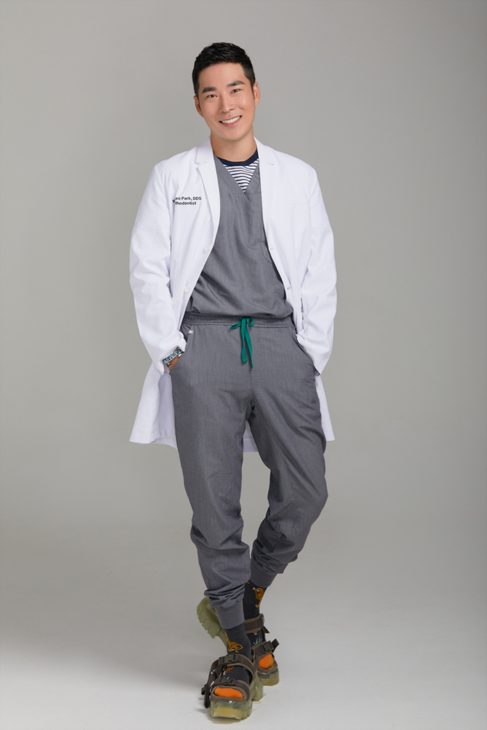 비타스튜디오에서 촬영한 자연스럽고 고급스러운 남자 의사 프로필 사진입니다. 전문직프로필 전문이며, 프로필사진잘찍는곳으로 추천하는 프로필스튜디오입니다.