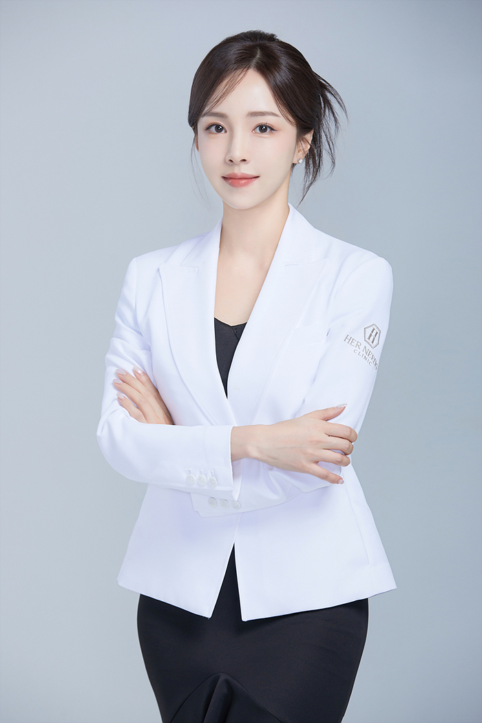 비타스튜디오에서 촬영한 자연스럽고 고급스러운 전문직 의사 프로필 사진입니다. 프로필사진잘찍는곳으로 추천하는 프로필스튜디오입니다.