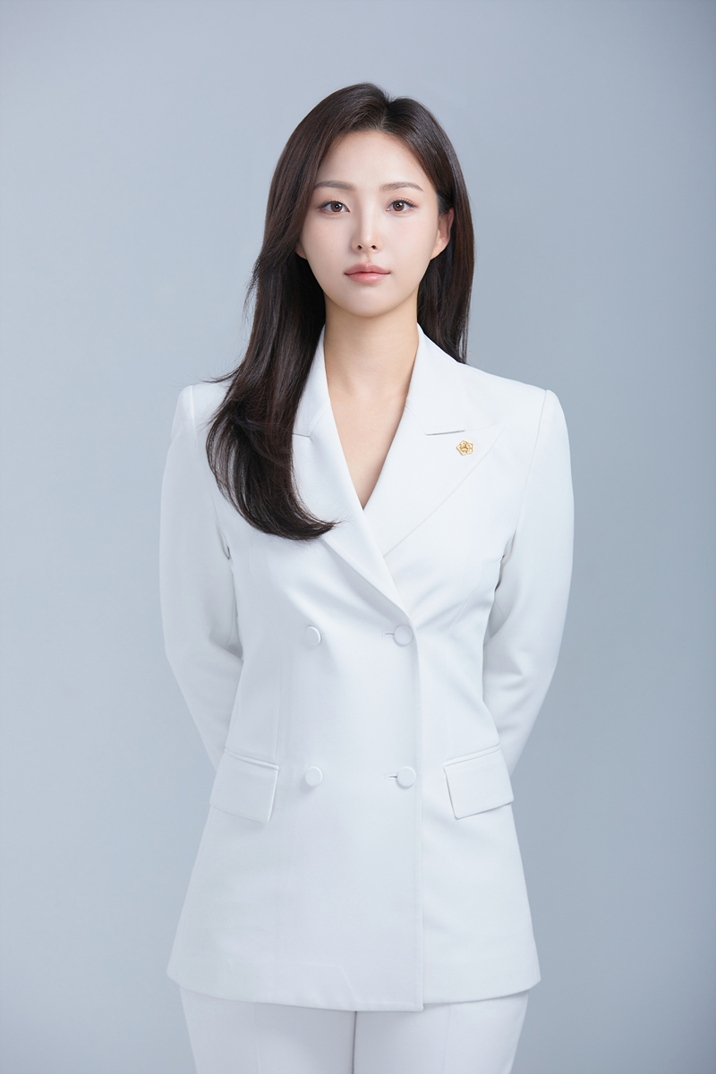 강남 비타스튜디오에서 촬영한 자연스럽고 고급스러운 노무사 전문직 프로필 사진입니다. 신뢰를 주는 이미지를 완성하는 프로필스튜디오입니다.