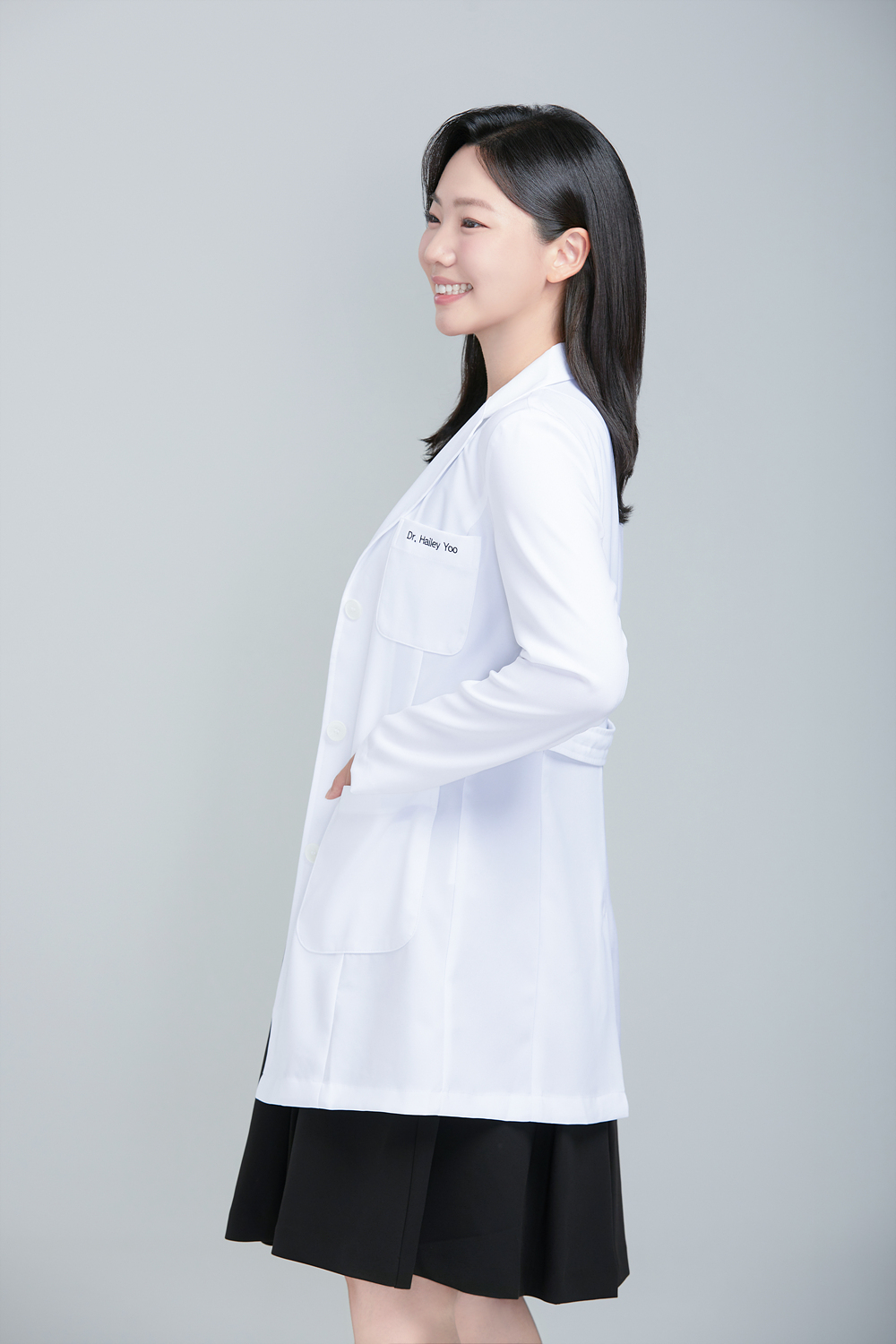 강남프로필사진 전문 비타스튜디오에서 촬영한 자연스럽고 고급스러운 여자 의사 프로필 사진입니다. 전문직프로필 전문으로, 프로필사진잘찍는곳으로 추천받는 프로필스튜디오입니다.