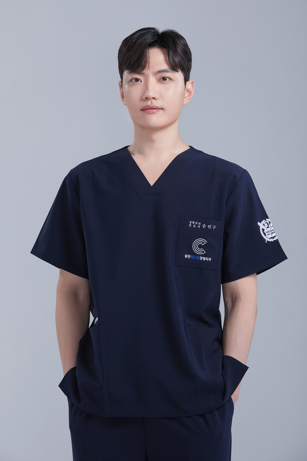 강남 비타스튜디오에서 촬영한 남자 의사 프로필 사진입니다. 전문직 프로필 사진 잘찍는곳으로 남자프로필 추천 및 입소문이 많은 프로필스튜디오입니다.